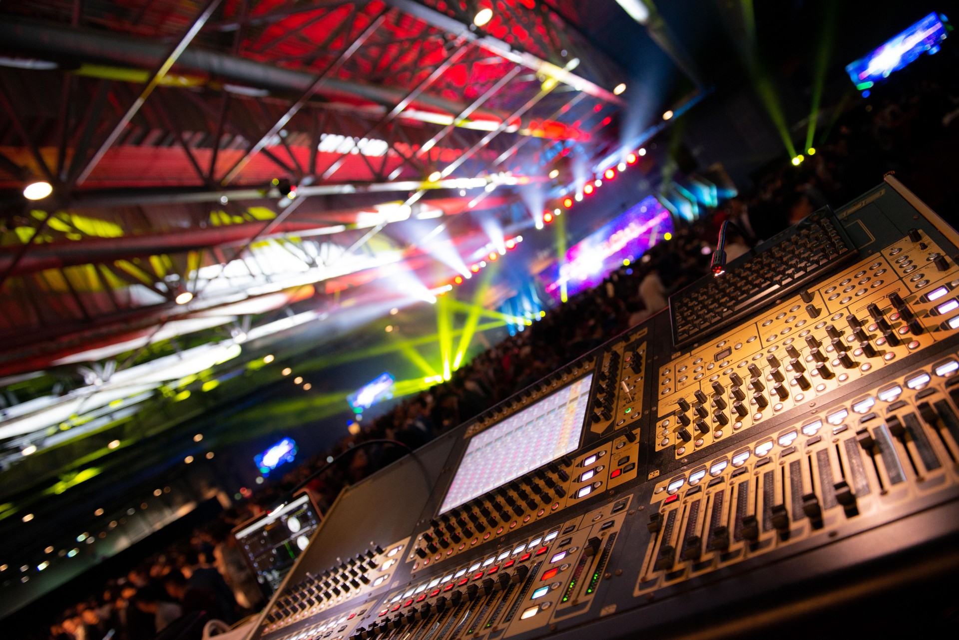 Mixer audio. Equalizzatore audio con effetto luce di sfondo. Produzione in occasione di un concerto di musica dal vivo.